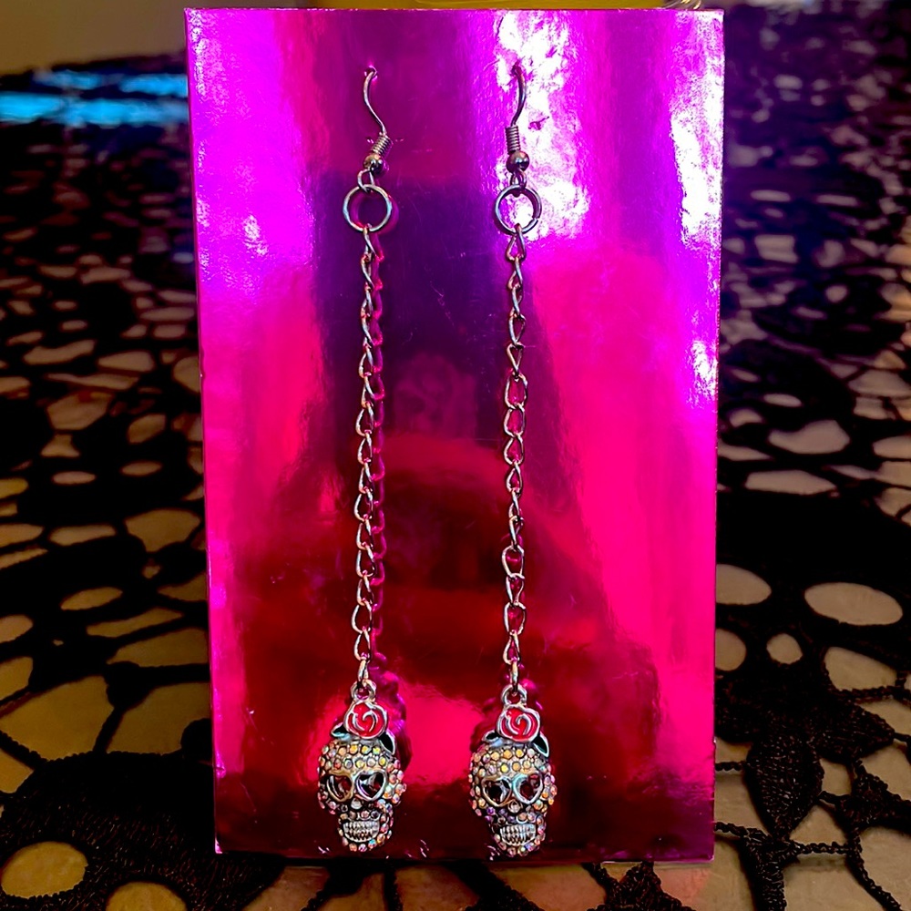 Skullacious Dangle Earrings!!
